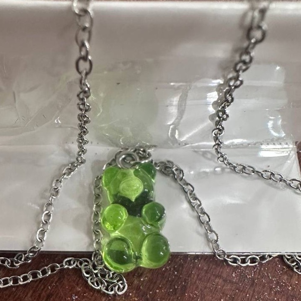 Lime green gummy bear necklace - Picture 1 of 2